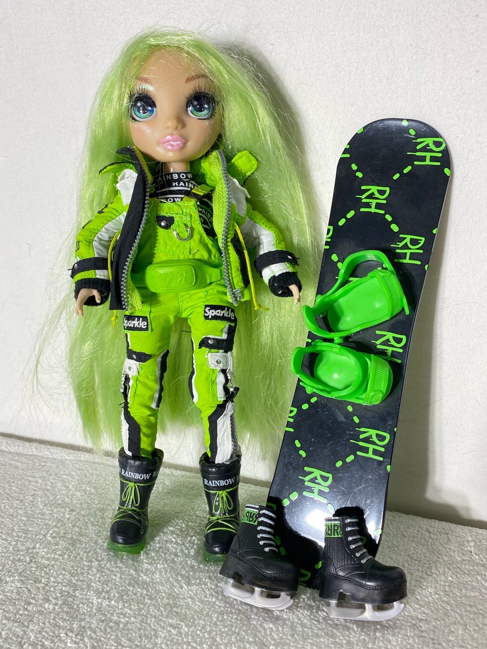 Rainbow High Winter Break Jade Hunter Doll W Branded Snowboard Skates & Boots